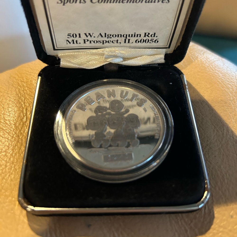 Peanuts 1oz Silver Coin in gift box. .999 fine silver. 1996 ltd Ed #1241 FIRM